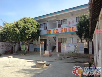 友情漆紅河經(jīng)銷商王宏免費為己白小學刷新內(nèi)墻